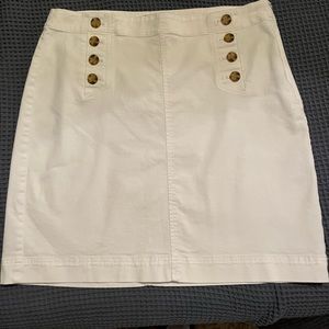 White denim skirt with buttons